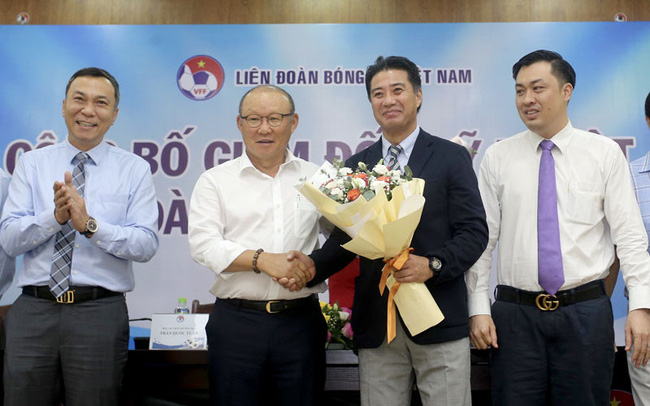 HLV trưởng Park Hang Seo tặng hoa chúc mừng tân GĐKT Yusuke Adachi
