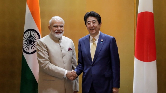 Thủ tướng Ấn Độ Narendra Modi (trái) và người đồng cấp Nhật Bản Abe Shinzo gặp nhau hồi tháng 6/219 (Ảnh: Reuters)