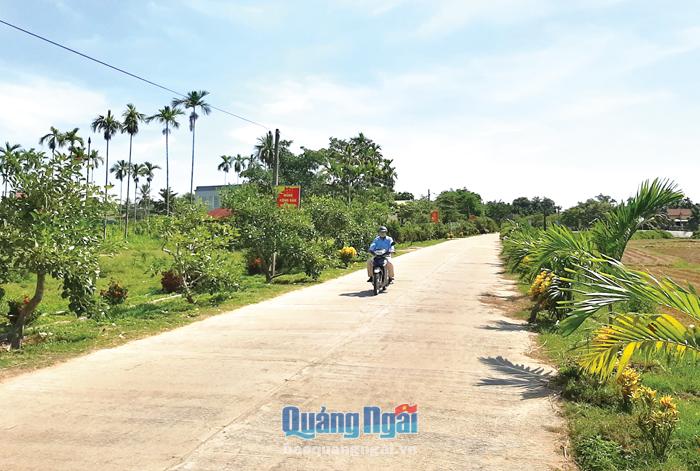 Ở xã Hành Phước (Nghĩa Hành), nhiều tuyến đường được đầu tư, tạo thuận lợi cho việc đi lại của người dân.
