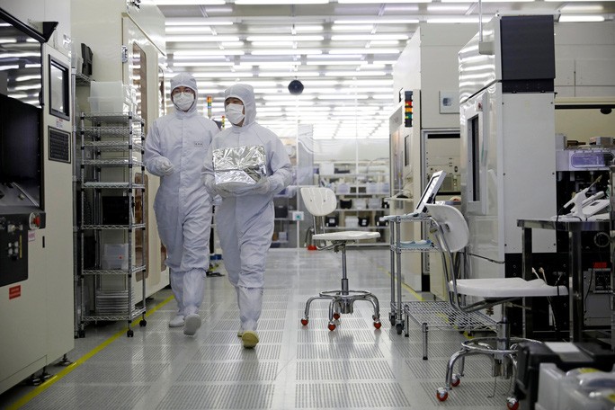 Nhân viên đeo khẩu trang làm việc bên trong Trung tâm Nghiên cứu Nanofab ở TP Daejeon - Hàn Quốc Ảnh: REUTERS