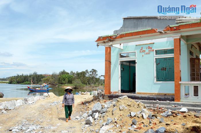 Dù được cấp đất ở khu tái định cư, nhưng bà Huỳnh Thị Đây vẫn nấn ná ở lại nơi cũ, để chờ đền bù.                                          Ảnh: ĐÌNH DIỆU