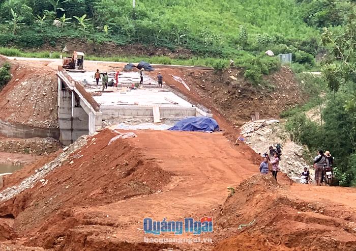 Công trình cầu  nối trung tâm hành chính mới với đường trục chính xã Ba Giang (Ba Tơ) đã cơ bản hoàn thành.                                                        ẢNH: TH.NHỊ
