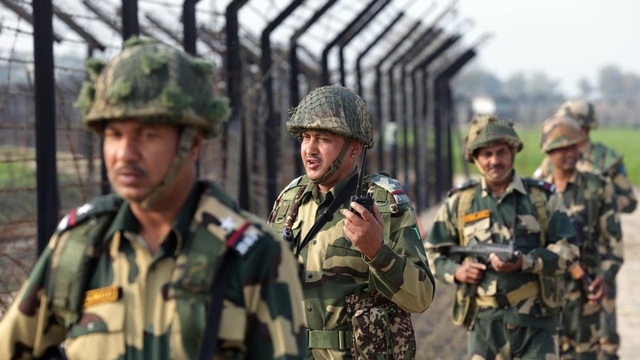 Quân nhân lực lượng biên phòng Ấn Độ tuần tra ở biên giới với Pakistan (Ảnh minh họa: EPA)