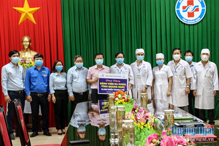 Đại diện công ty Điện lực Quảng Ngãi trao tặng 10.000 khẩu trang y tế cho Bệnh viện Đa khoa tỉnh