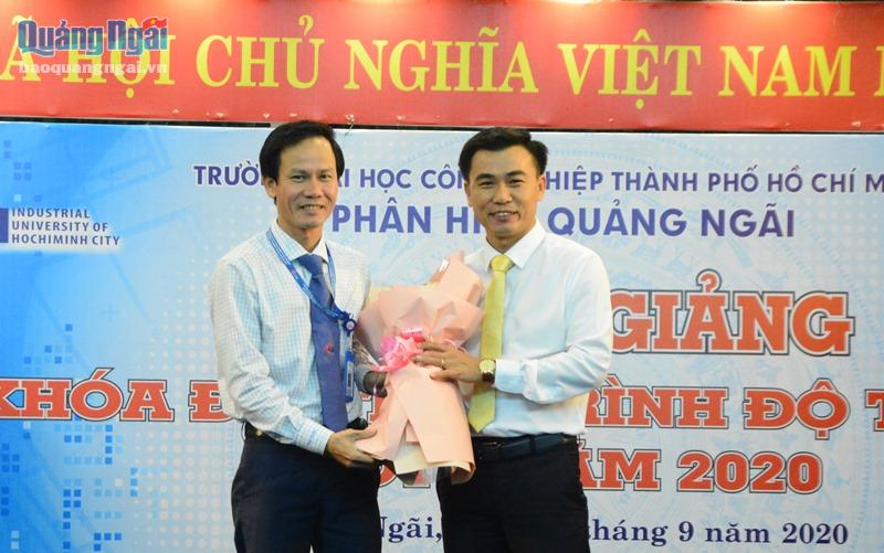 TS. Phạm Việt Hùng, Phụ trách Phân hiệu Quảng Ngãi chúc mừng các tân học viên.