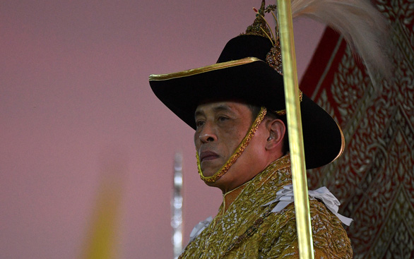 Vua Maha Vajiralongkorn kế thừa vương vị sau khi vua cha Bhumibol Adulyadej qua đời tháng 10-2016 - Ảnh: REUTERS