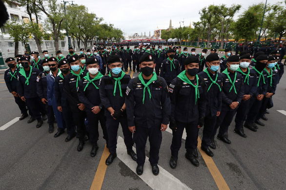 Cảnh sát không vũ trang xếp thành đội hình bảo vệ hoàng cung - Ảnh: REUTERS