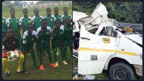 Các cầu thủ trẻ của Học viện bóng đá Tầm nhìn châu Phi và chiếc xe vỡ nát - Ảnh: Ghana News