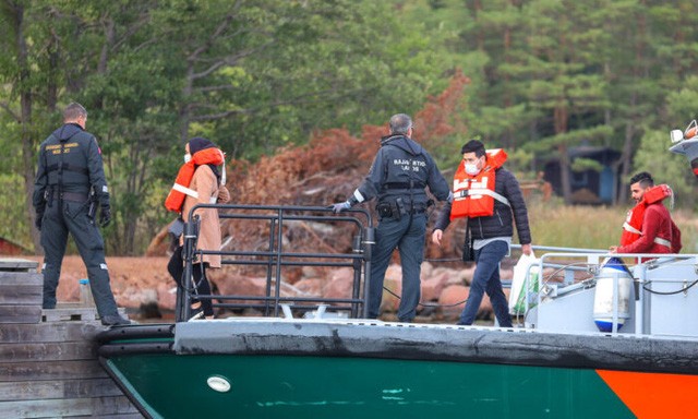 Sơ tán hành khách bằng thuyền nhỏ từ phà M / S Amorella ở gần quần đảo Åland. (Ảnh: AP)