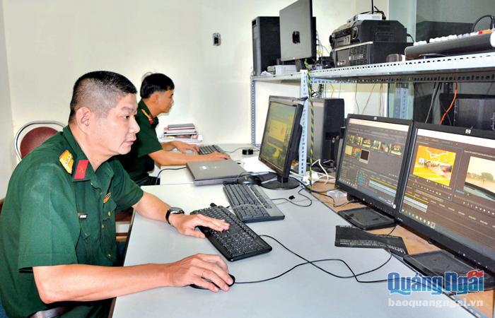 Đại úy Phạm Thành Hân với việc xử lý hậu kỳ các chuyên mục trước khi gửi cho các báo, đài địa phương.