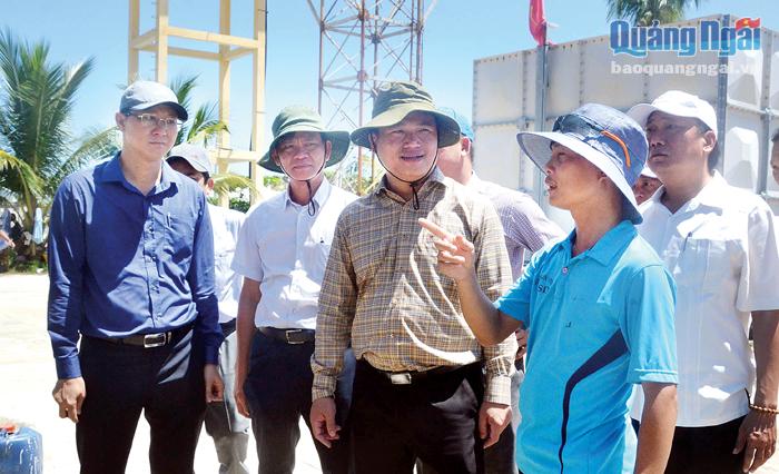 Phó Bí thư Thường trực Tỉnh uỷ Đặng Ngọc Huy (đứng giữa) thị sát nhà máy nước tại đảo Bé.   ẢNH: X.Thiên
