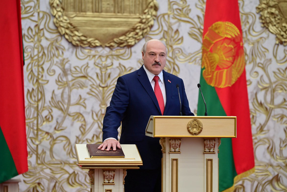 Ông Alexander Lukashenko tuyên thệ tổng thống tại Minsk, Belarus ngày 23-9 - Ảnh: REUTERS