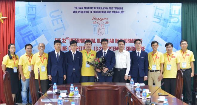 4 thí sinh cùng các thầy cô trong đoàn đại diện Việt Nam tham dự IOI 2020.