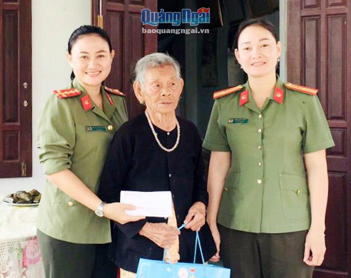 Thiếu tá Phan Thùy Dương (bìa phải) tham gia các hoạt động từ thiện xã hội.