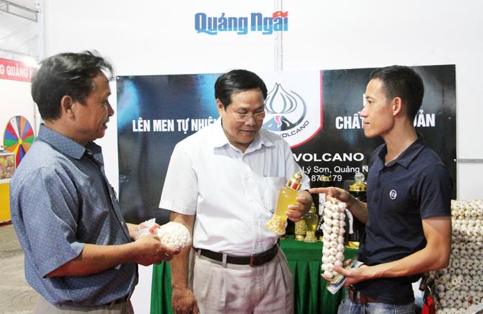 Doanh nghiệp quảng bá  sản phẩm tỏi Lý Sơn tại Phiên chợ hàng Việt ở huyện Minh Long.