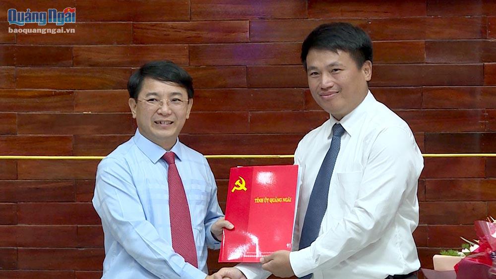 Phó Bí thư Thường trực Tỉnh ủy Đặng Ngọc Huy trao quyết định và chúc mừng Phó Bí thư Thành ủy Hà Hoàng Việt Phương