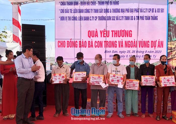 Các hộ dân trong và ngoài vùng dự án Khu dân cư kè bắc sông Trà Bồng được trao quà hỗ trợ