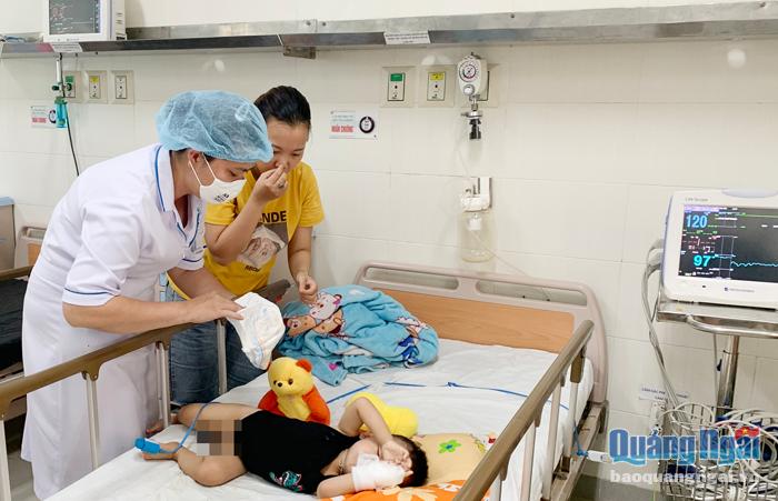 Các y, bác sĩ ở Khoa Bệnh nhiệt đới (Bệnh viện Sản - Nhi tỉnh) tích cực chăm sóc trẻ em mắc dịch mùa.