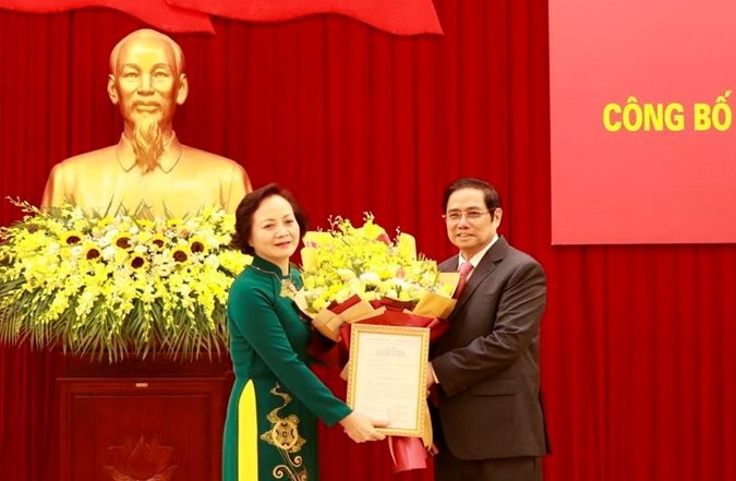 Đồng chí Phạm Minh Chính trao quyết định và chúc mừng đồng chí Phạm Thị Thanh Trà