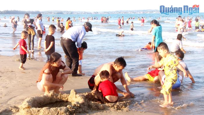 Bãi biển Mỹ Khê là nơi thu hút rất đông du khách đến tắm biển, vui chơi, ăn uống.  ẢNH: B.HÒA
