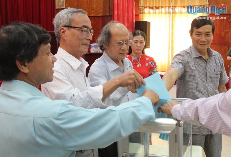 Bỏ phiếu bầu đoàn đại biểu dự Đại hội đại biểu toàn quốc Hội Nhà báo Việt Nam lần thứ XI.