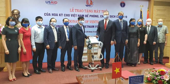 Lễ trao tặng máy thở của Hoa Kỳ cho Việt Nam để phục vục công tác phòng, chống COVID-19.