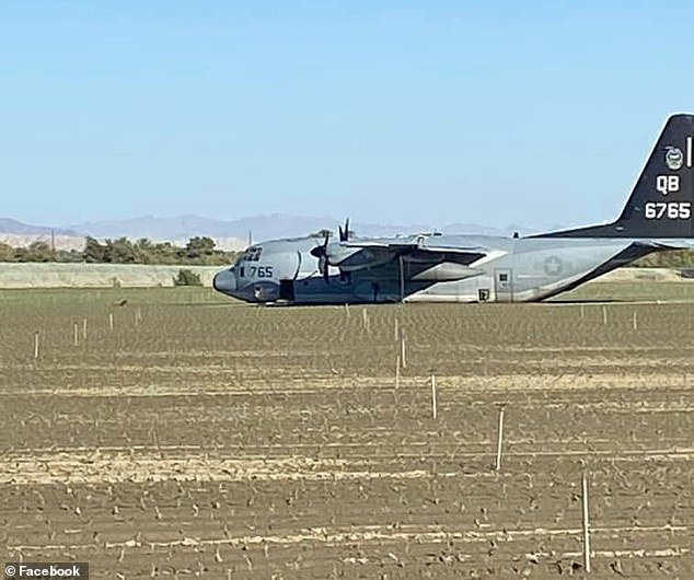 Máy bay tiếp dầu đáp xuống cánh đồng ở bang California. Ảnh: Facebook