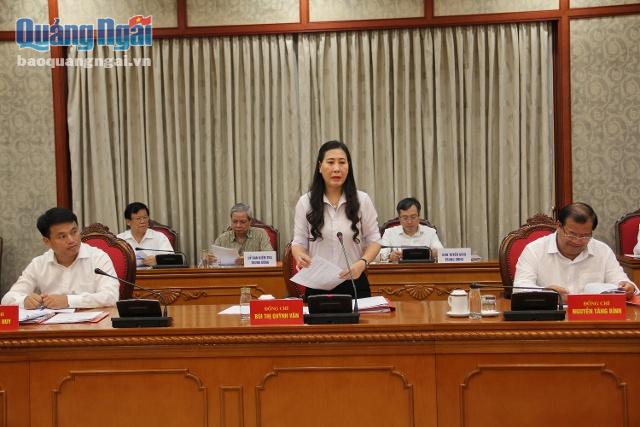 Bí thư Tỉnh ủy Bùi Thị Quỳnh Vân báo cáo tại buổi làm việc