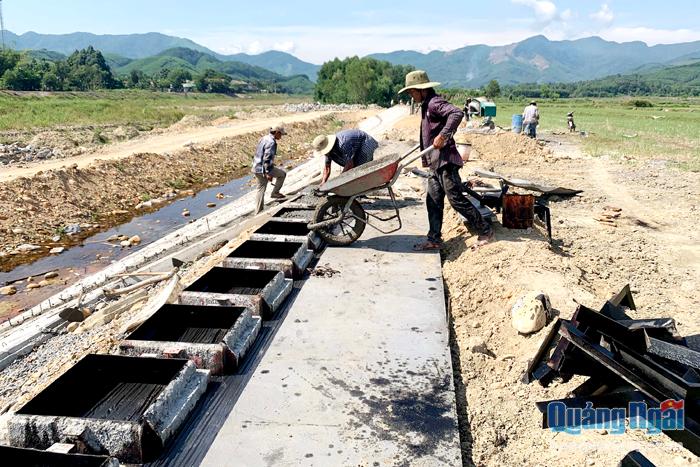 Huyện Minh Long đang tập trung đẩy mạnh tiến độ thi công, giải ngân vốn công trình kè sông Phước Giang.                            Ảnh: T.NHỊ