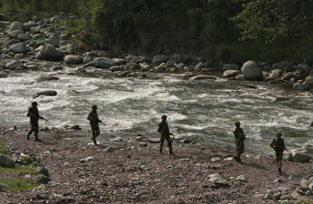 Quân nhân Ấn Độ tuần tra khu vực dọc theo đường Ranh giới Kiểm soát ở gần khu vực Kashmir do phía Pakistan quản lý (Ảnh: Reuters)