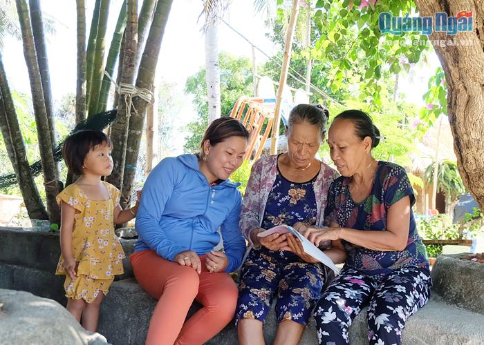 Những người phụ nữ ở làng Gò Cỏ, phường Phổ Thạnh (TX. Đức Phổ) háo hức với câu chuyện lần đầu học tiếng Anh.