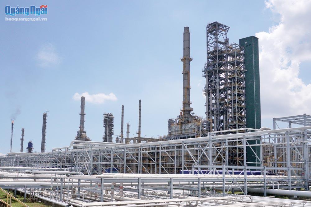  Ngày 30/9, Nhà máy Lọc dầu Dung Quất đã sản xuất ra sản phẩm đầu tiên sau bảo dưỡng tổng thể