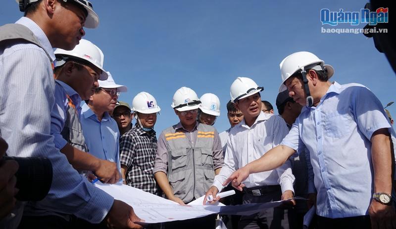 Chủ tịch UBND tỉnh Đặng Văn Minh (ngoài cùng bên phải) kiểm tra hiện trường và chỉ đạo chủ đầu tư và các đơn vị thi công dự án cầu Cổ Lũy