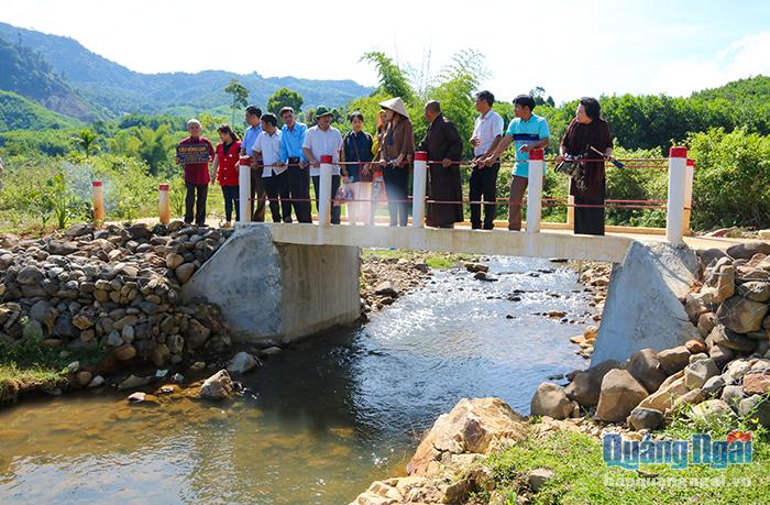 Cầu Hồng Lam được đưa vào sử dụng đáp ứng được nhu cầu đi lại của người dân thôn Krầy, xã Ba Tiêu (Ba Tơ) đặc biệt là vào mùa mưa khi bị suối Pà Nu chia cắt.