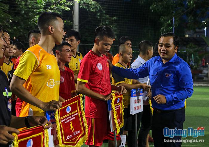 Đại diện Hội LHTN Việt Nam tỉnh trao cờ lưu niệm cho các đội chơi