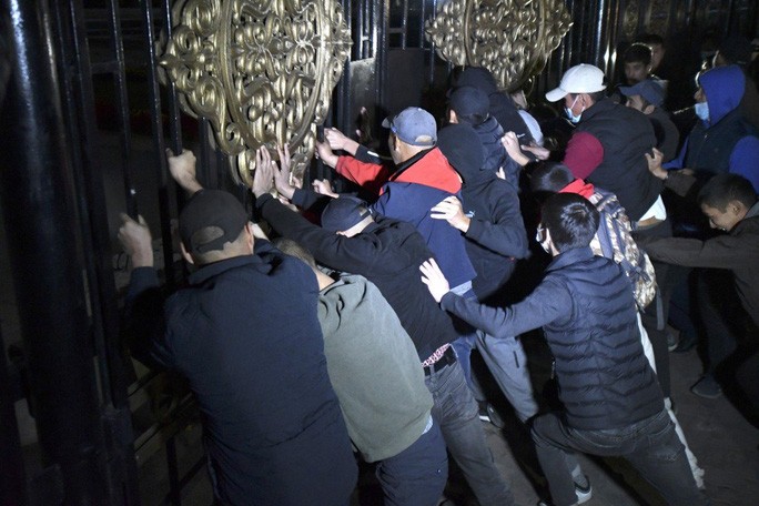Người biểu tình phá cổng trụ sở chính phủ ở Bishkek. Ảnh: AP