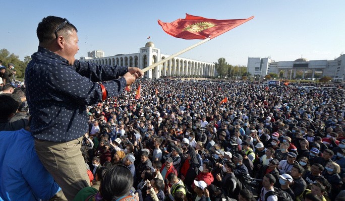 Người biểu tình phản đối kết quả bầu cử quốc hội Kyrgyzstan vào ngày 4-10.