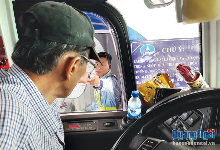 Hiện việc thu phí trên tuyến cao tốc Đà Nẵng - Quảng Ngãi vẫn thực hiện theo phương pháp thủ công. 