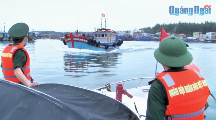 Bộ đội Biên phòng tỉnh hướng dẫn ngư dân vào neo đậu tàu thuyền tránh bão số 5 vừa qua.