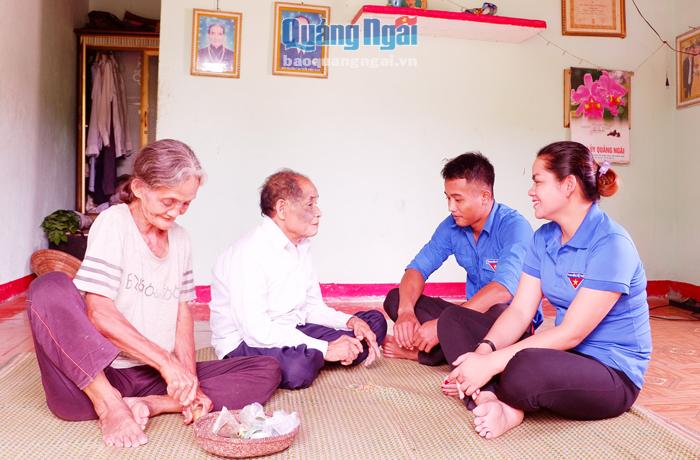 Đoàn viên, thanh niên xã Trà Bùi (Trà Bồng) thăm hỏi vợ chồng ông Hồ Văn Huynh, gia đình có công cách mạng.