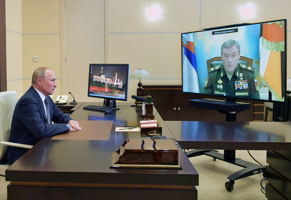 Tổng tham mưu trưởng Lực lượng vũ trang Nga Valery Gerasimov báo tin cho Tổng thống Nga Vladimir Putin - Ảnh: REUTERS