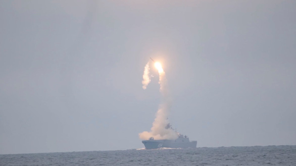 Hình ảnh từ đoạn phim ghi lại đợt phóng thử nghiệm tên lửa siêu thanh chống hạm Tsirkon (Zircon) hôm 6-10 tại Biển Trắng - Ảnh: REUTERS