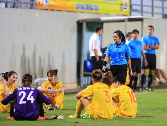 Các cầu thủ Phong Phú Hà Nam phản ứng trọng tài bằng cách bỏ thi đấu - Ảnh: Tư liệu TTO