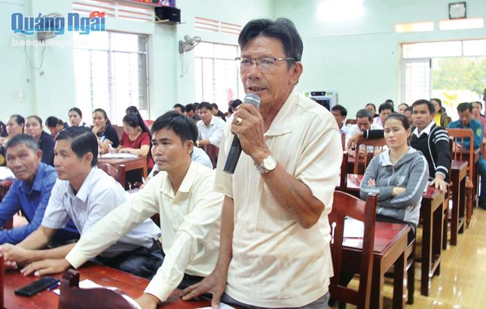 Cử tri Nguyễn Văn Thiện, ở xã Bình Hải (Bình Sơn) nêu kiến nghị tại buổi tiếp xúc cử tri.       Ảnh: Bá Sơn