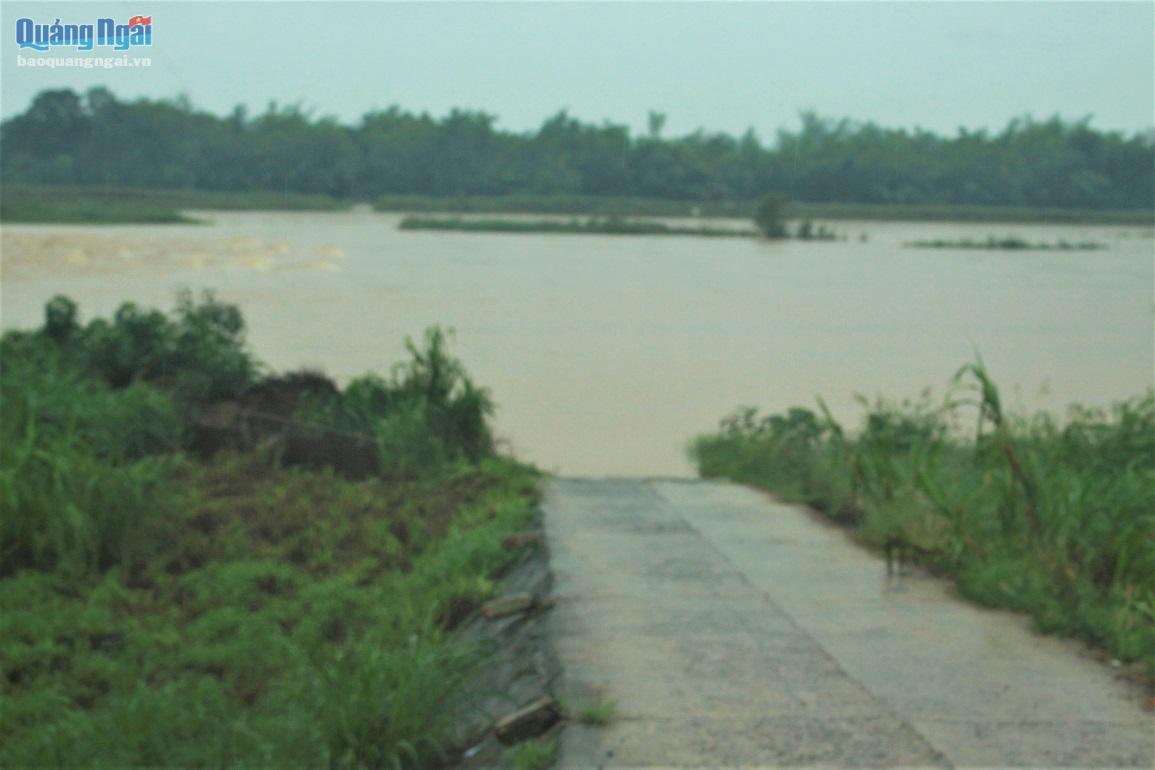 Tuyến đường duy nhất vào thôn Ân Phú, xã Tịnh An (TP.Quảng Ngãi) bị chia cắt. 
