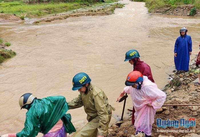 Mưa lớn khiến nước lũ dâng cao trên nhiều sông, suối ở huyện miền núi Ba Tơ