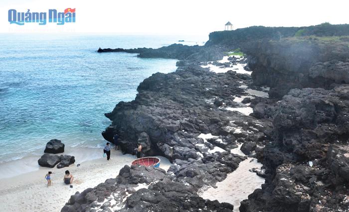 Điểm tham quan, tắm biển nổi tiếng Bãi Sau, ở đảo Bé (Lý Sơn) vắng bóng du khách nhiều tháng qua.