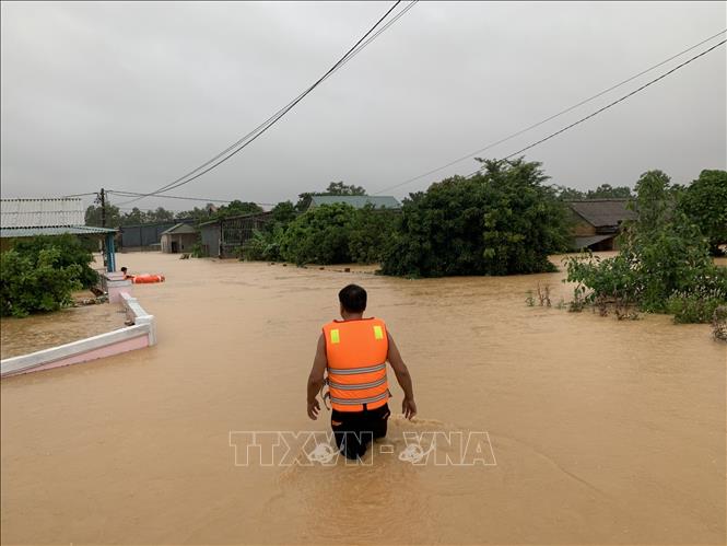 Lực lượng chức năng tỉnh Quảng Trị triển khai công tác cứu hộ, di chuyển dân ra khỏi vùng ngập lụt. Ảnh: Thanh Thủy/TTXVN
