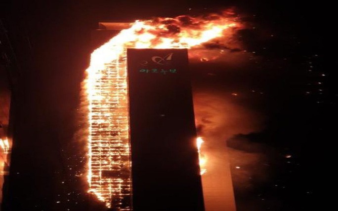Tòa nhà 33 tầng cháy ngùn ngụt. Ảnh: Insider.com