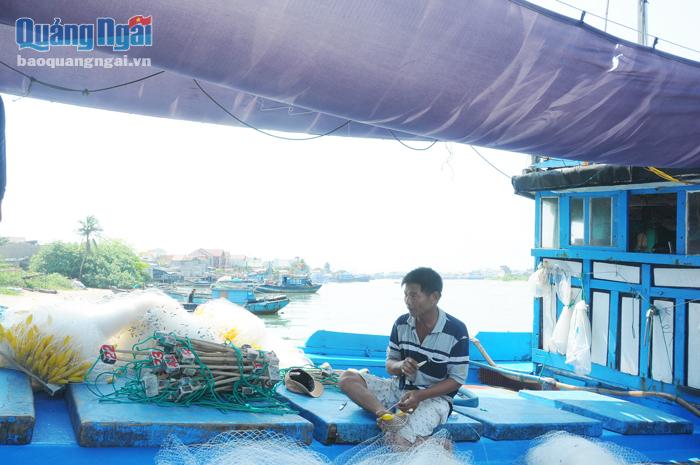 Người dân thôn Phổ Trường, xã Nghĩa An (TP.Quảng Ngãi) đang chuẩn bị lưới cho những chuyến ra khơi.